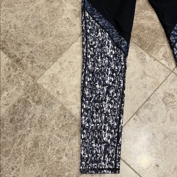 Fabletics Mid-Rise Mesh Powerhold Legging Medium - Picture 4 of 15